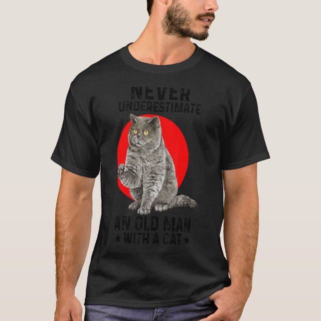 Camiseta Nunca Subestime Uma Mulher Velha Com Um Gato Gato  (Frente)