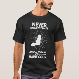 Camiseta Nunca Subestime Uma Mulher Velha Com Um Lua De Mai