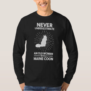 Camiseta Nunca Subestime Uma Mulher Velha Com Um Lua De Mai