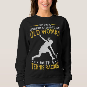 Camiseta Nunca Subestime Uma Mulher Velha Com Um Rac Tênis