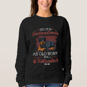 Camiseta Nunca Subestime Uma Mulher Velha Com Um Rottweiler