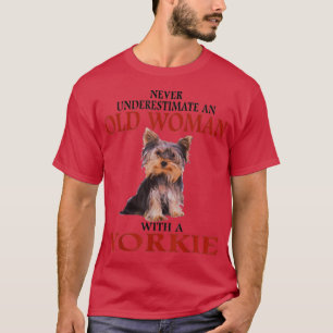 Camiseta Nunca Subestime Uma Mulher Velha Com Um YORKIE