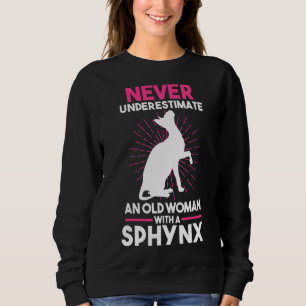 Camiseta Nunca Subestime Uma Mulher Velha Com Uma Esfinge