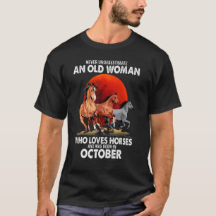 Camiseta Nunca Subestime Uma Mulher Velha Que Ama Cavalos