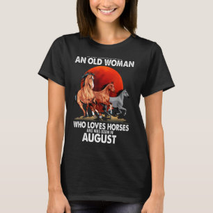 Camiseta Nunca Subestime Uma Mulher Velha Que Ama Cavalos