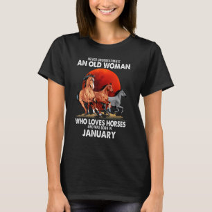 Camiseta Nunca Subestime Uma Mulher Velha Que Ama Cavalos