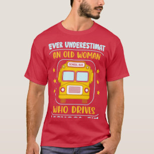 Camiseta Nunca Subestime Uma Mulher Velha Que Conduz Um Ôni