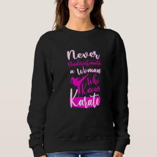 Camiseta Nunca Subestime Uma Mulher Velha Que Conhece Karat