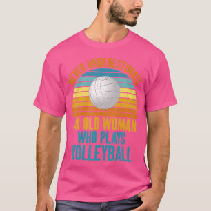 Camiseta Nunca Subestime Uma Mulher Velha Que Joga Volleyb