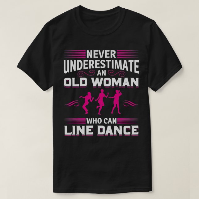 Camiseta Nunca Subestime Uma Mulher Velha Que Possa Alinhar (Frente do Design)
