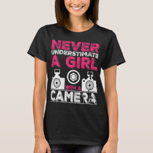 Camiseta Nunca Subestime Uma Rapariga Com Uma Câmera - Ph R