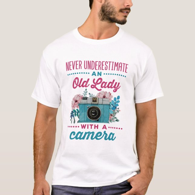 Camiseta Nunca subestime uma senhora velha com uma câmera (Frente)