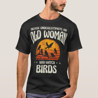 Camiseta Nunca Subestime Uma Velha Mulher Observando Pássar