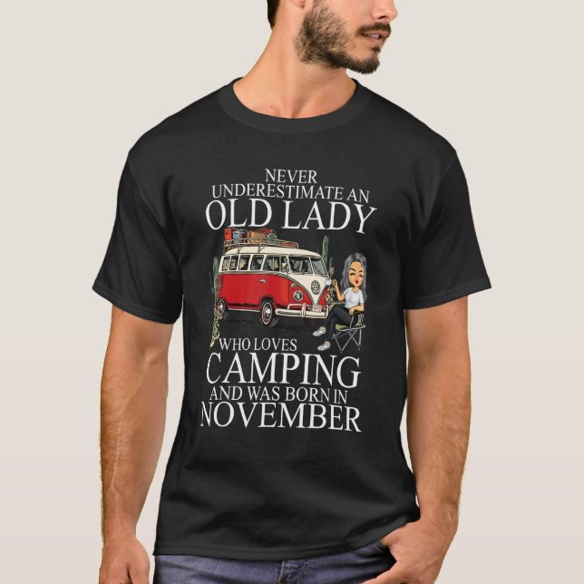 Camiseta Nunca Subestime Uma Velha Que Adora Acampar (Frente)