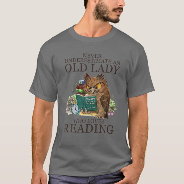 Camiseta Nunca Subestime Uma Velha Que Adora Ler (Frente)