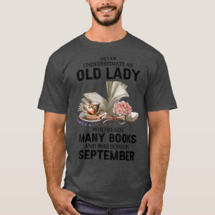 Camiseta Nunca Subestime Uma Velha Que Lê Muitos Bois