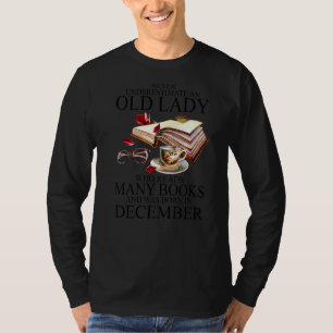 Camiseta Nunca Subestime Uma Velha Que Lê Muitos Bois