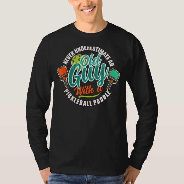 Camiseta Nunca Subestime Uma Velhinha Com Uma Bola (Frente)