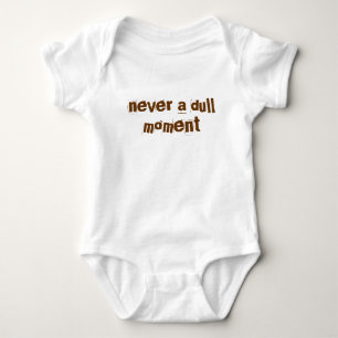 Camiseta "nunca um momento maçante "