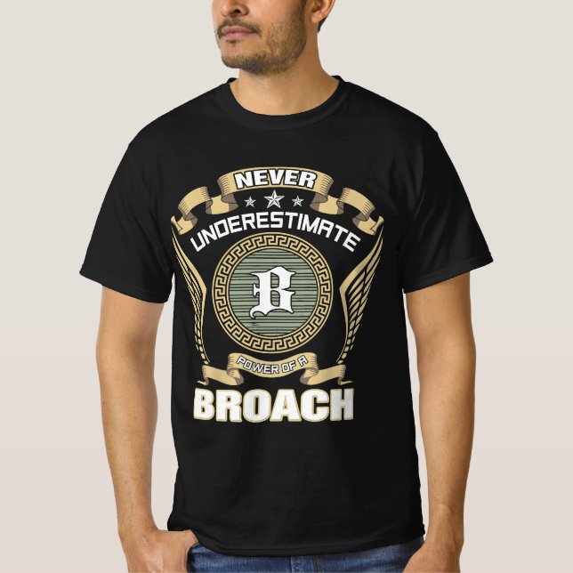 CAMISETA NUNCA_UNDERESTIMATE_POWER_OF_A_BROACH (Frente)