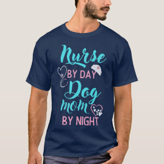 Camiseta Nurse By Day, Dog Mom By Night For Nurses Who Have