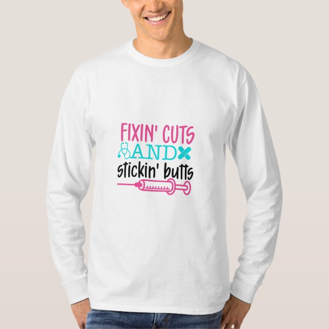 Camiseta Nurse Gift  Fixin' Cuts Stickin' Butts (Frente)