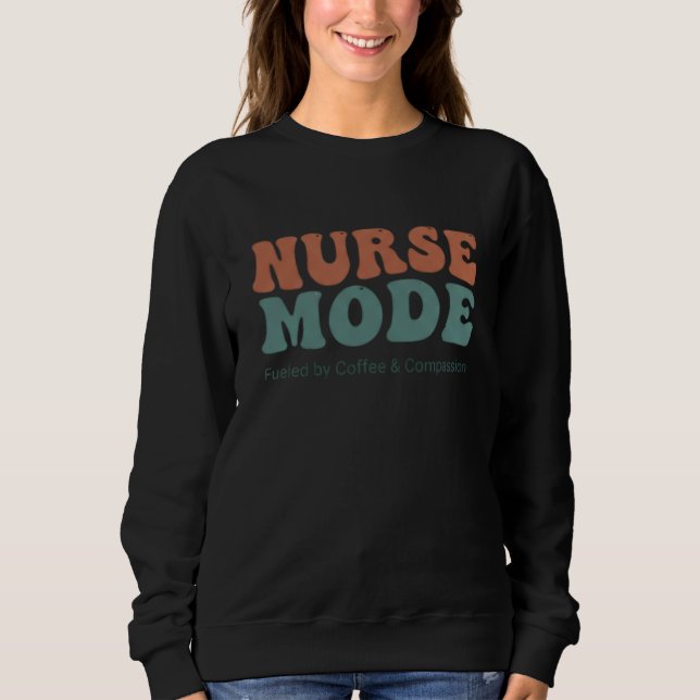 Camiseta Nurse Mode Retro Wavy Typography (Frente)
