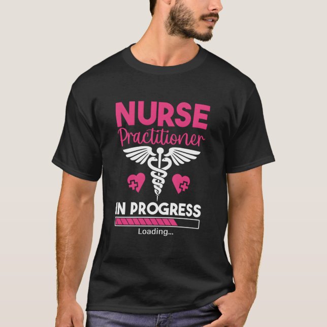 Camiseta Nurse Practitioner In Progress Np Nursing Student  (Frente)