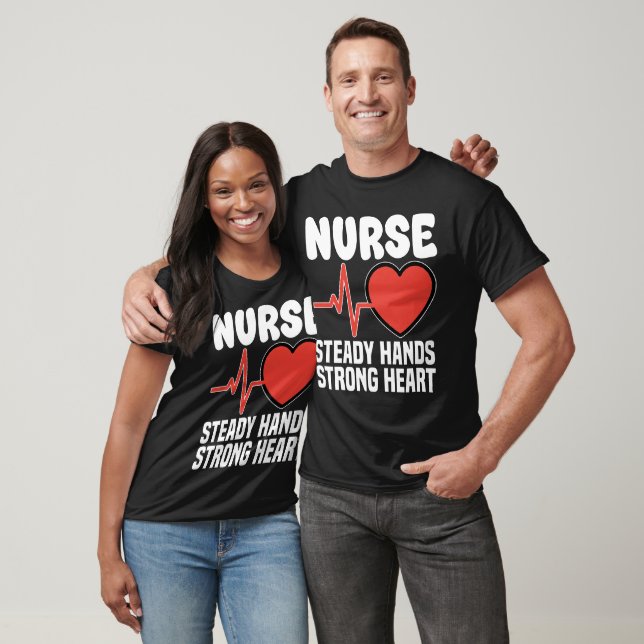 CAMISETA NURSE - STEADY HANDS STRONG HEART (Unissex)