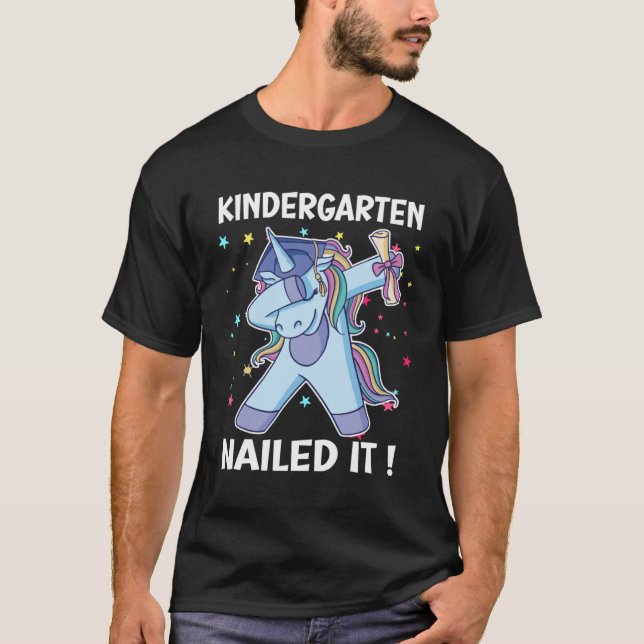 Camiseta Nursery Nails It Bolinhas Unicorn Graduation Cer (Frente)