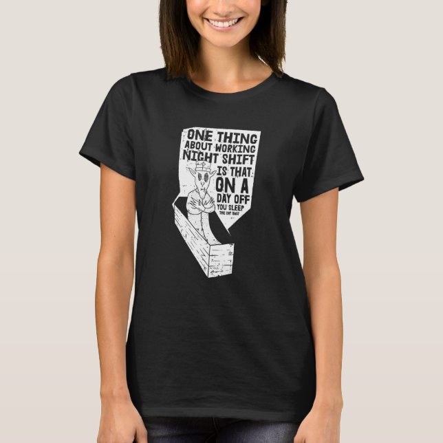 Camiseta Nursing Night Shift  Hospital Caretaker Nurse (Frente)
