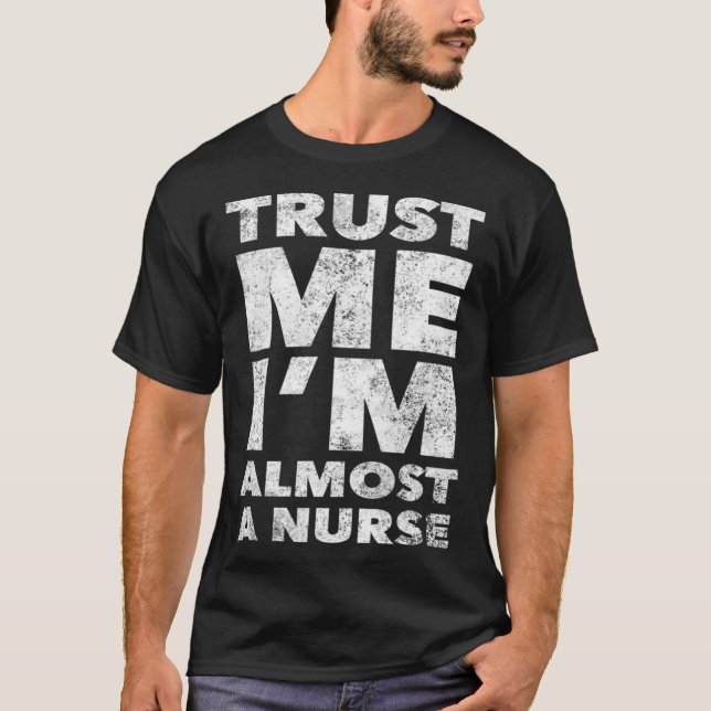 Camiseta Nursing School for Students Trust Me I m Almost a  (Frente)