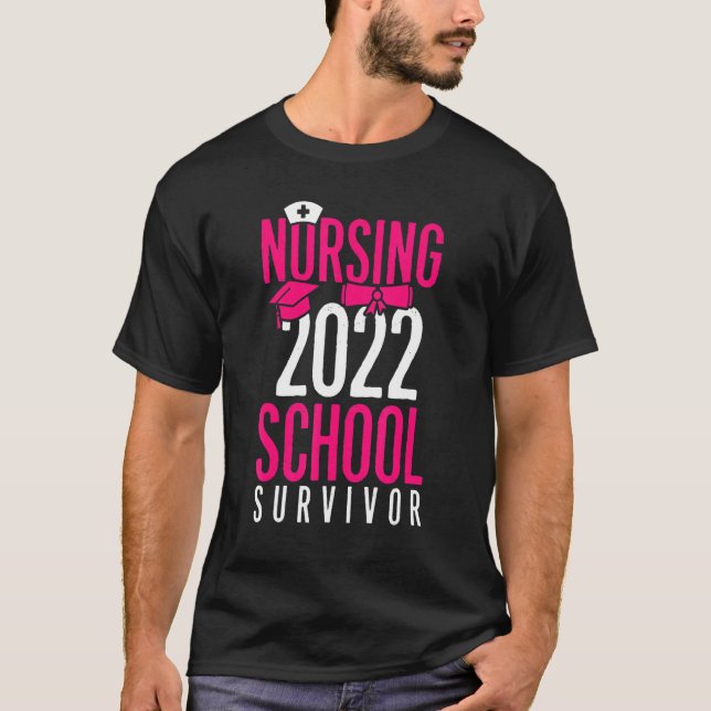 Camiseta Nursing School Survivor 2022 Nursing Grad Graduati (Frente)