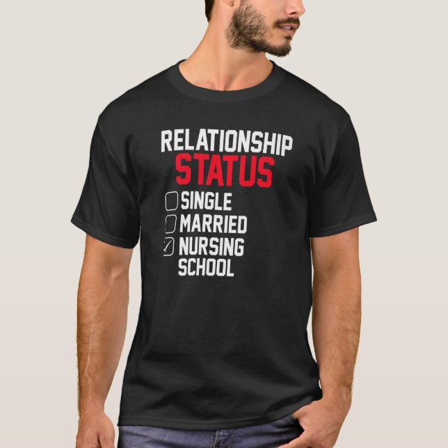 Camiseta Nursing Student Relationship Status Future School  (Frente)