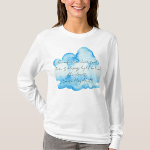 Camiseta "Nuvens" com Louisa May Alcott cita Mulheres