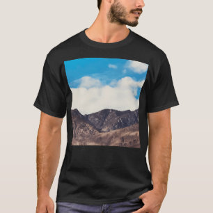 Camiseta Nuvens Eetéreas Dançando Sobre As Áreas Elegantes