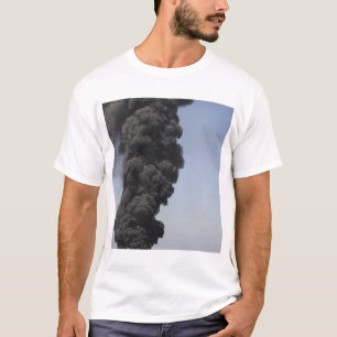 Camiseta Nuvens escuras de fumaça e fogo emergem