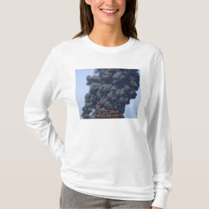 Camiseta Nuvens escuras de fumaça e fogo emergem 2