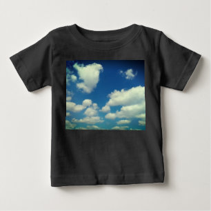 Camiseta Nuvens, num céu azul