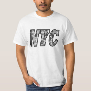Camiseta NYC e uma parede dos grafites em Brooklyn, Nova