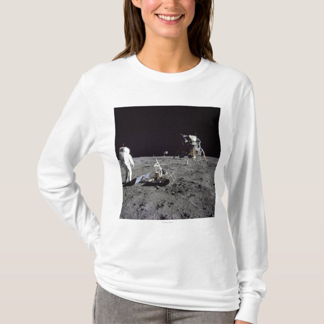 Camiseta O Aldrin olha para trás na base da tranquilidade (Frente)