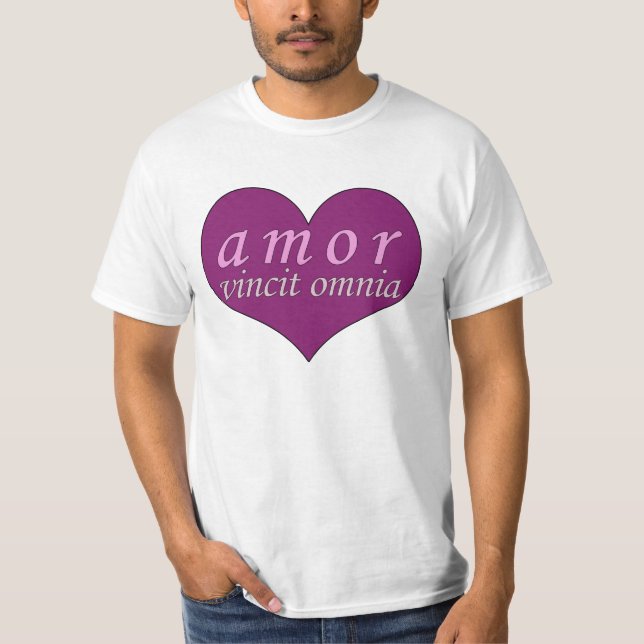 Camiseta O amor de Amor Vincit Omnia conquista todo o dia (Frente)