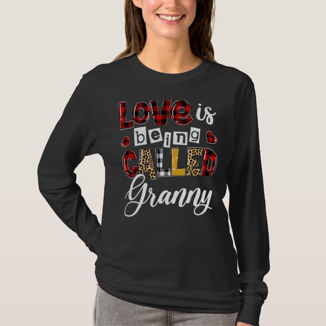Camiseta O Amor De Heart Leopard Está Sendo Chamado De Avó  (Frente)