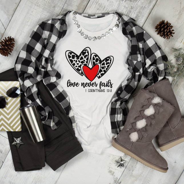 Camiseta O Amor Dos Corações Nunca Falha (Criador carregado)