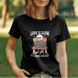 Camiseta O amor é lento, mas vale a pena esperar o esquelet
