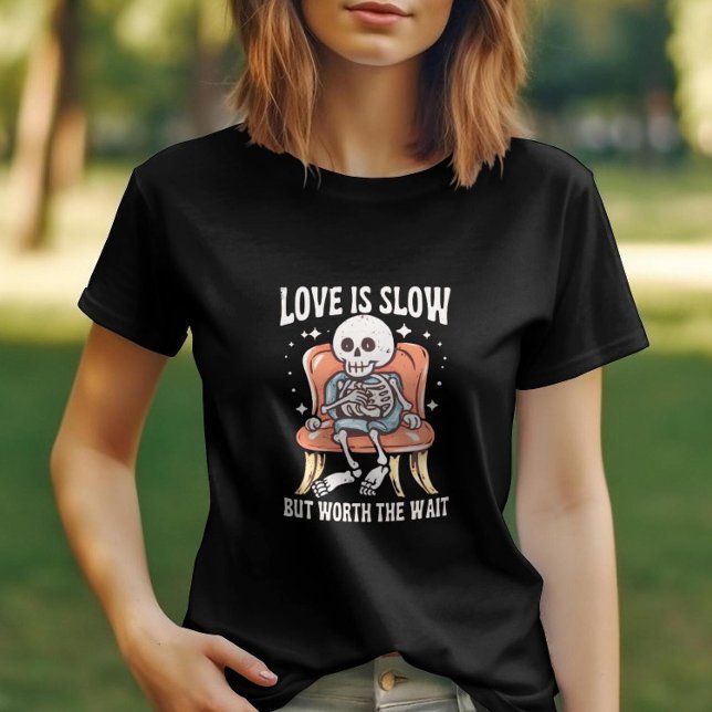 Camiseta O amor é lento, mas vale a pena esperar o esquelet (Criador carregado)