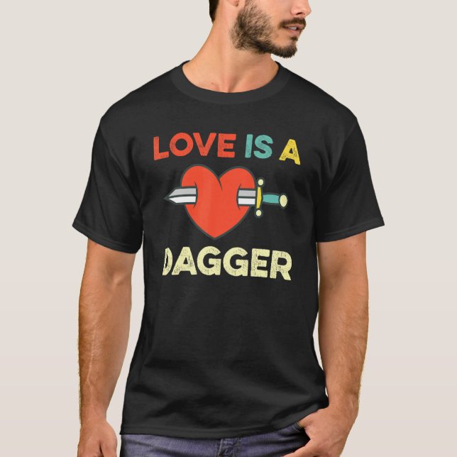Camiseta O Amor É Uma Coisa Dagger Memória 1 (Frente)