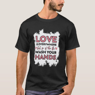 Camiseta O Amor Está em Toda Parte Mas a Gripe Também Dia d