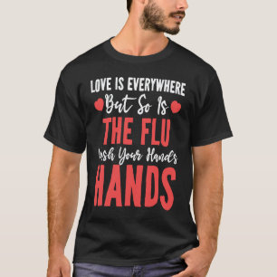 Camiseta O Amor Está em Toda Parte Mas Também Está a Gripe