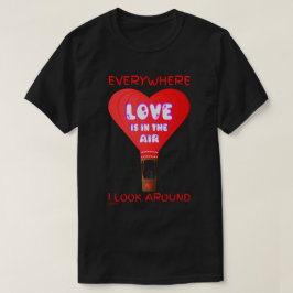 CAMISETA O AMOR ESTÁ NO AR EM TODO LUGAR QUE EU OLHO